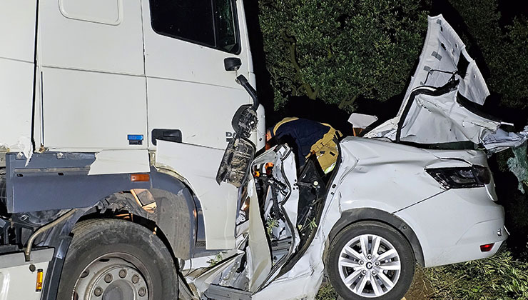 Tır otomobili biçti: 1 ölü, 1 yaralı