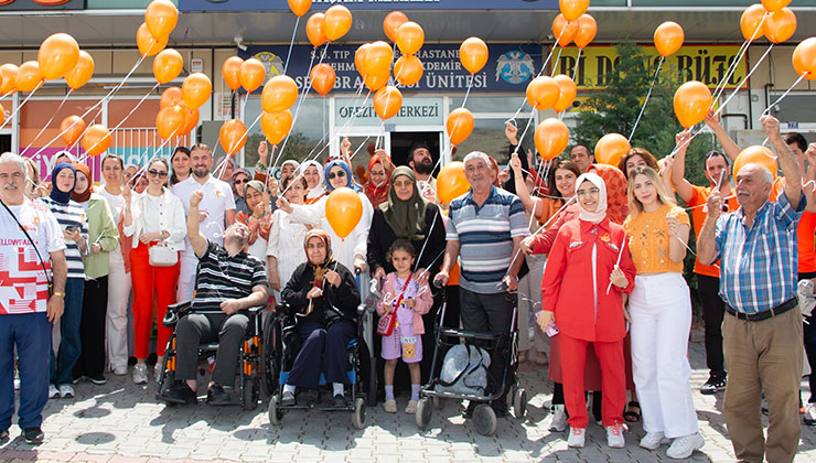 Türkiye’nin ilk MS Yaşam Merkezinde turuncu balonlar gökyüzüyle buluştu
