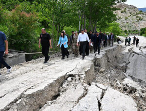 Uzundere’de heyelan; yollar çöktü, hasar alan 38 ev tahliye edildi