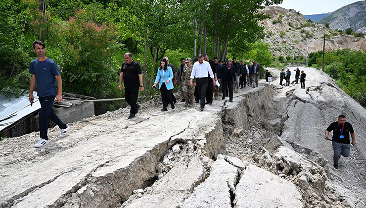 Uzundere’de heyelan; yollar çöktü, hasar alan 38 ev tahliye edildi