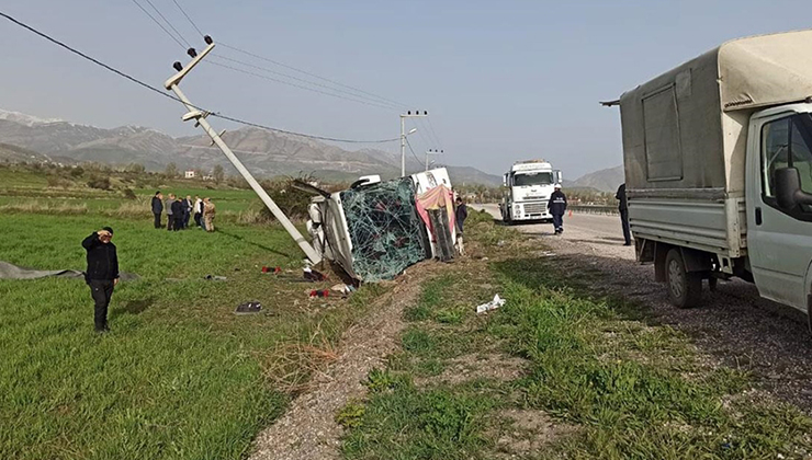 Van’da yolcu otobüsünün devrildiği kazada 28 kişi yaralandı