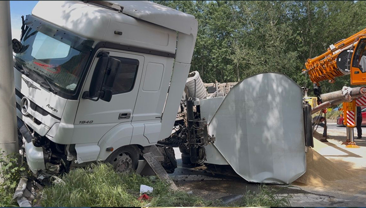 Yem yüklü tır devrildi, kara yolu 2 saat ulaşıma kapandı