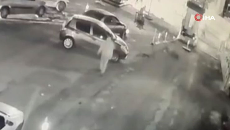 Yere yığılan şahsın üzerinden otomobil geçti: Dehşet anı kamerada