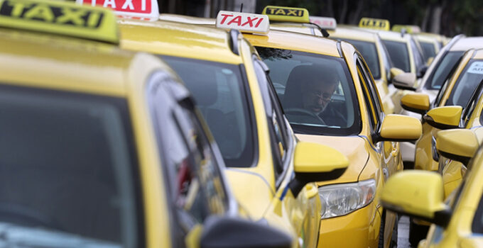 Yunanistan’ın başkenti Atina’da taksiciler 48 saatlik greve gitti