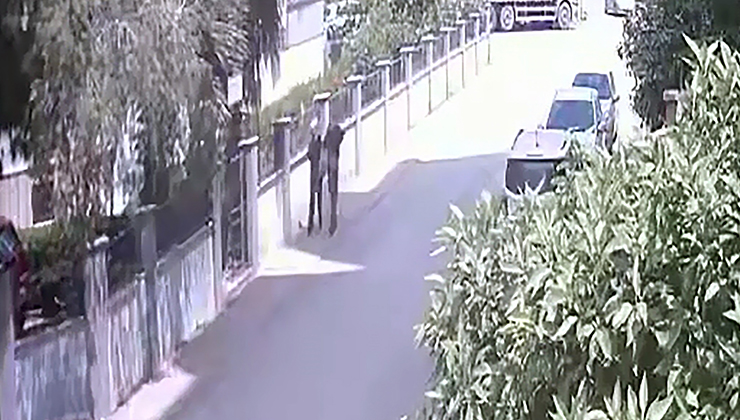Yüzlerini eşarpla gizleyip, girdikleri dairelerden 1,5 milyon liralık altın çaldılar