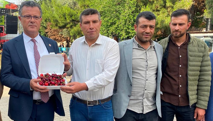 10 dakikada 2 buçuk kilo kiraz yedi, altını kazandı
