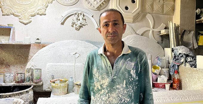 37 yıldır alçıyı sanat eserine dönüştürüyor