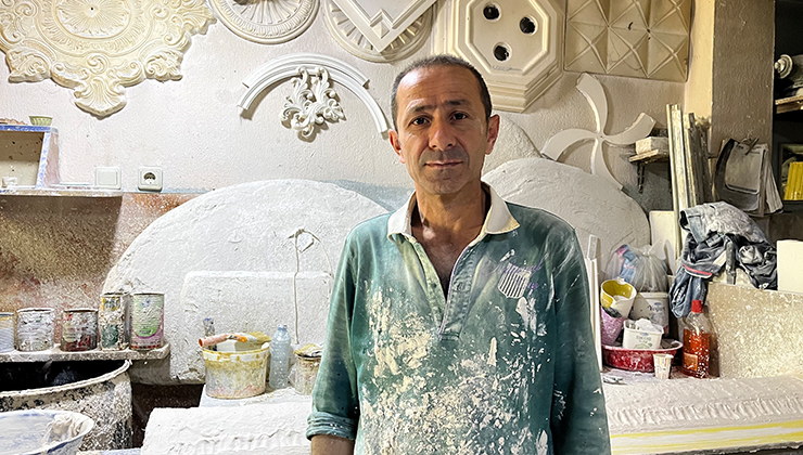 37 yıldır alçıyı sanat eserine dönüştürüyor