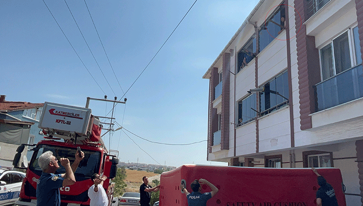 4 aylık bebeği rehin aldı, ‘yaklaşmayın’ diyerek balkondan bal kabağını fırlattı