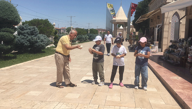 78 yaşında Geleneksel Topaçı Çocuklara Sevdiriyor