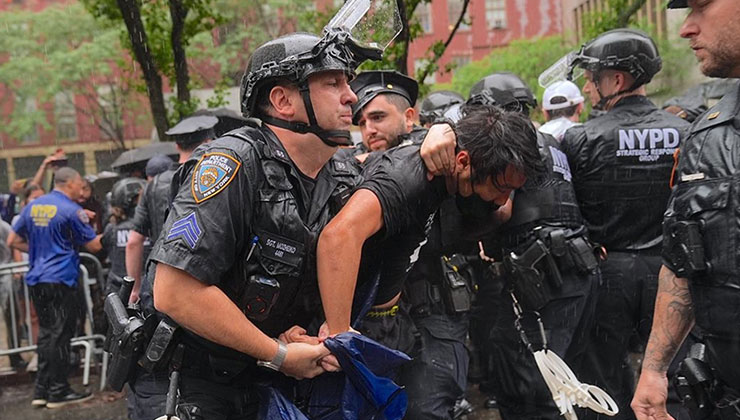 ABD’nin New York kentinde göçmenlere destek gösterisinde onlarca protestocu gözaltına alındı