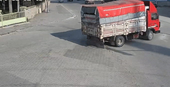 Açık kamyonet kasası kapağı yüzünden 15 yaşındaki kızın hayatını kaybettiği kaza kamerada