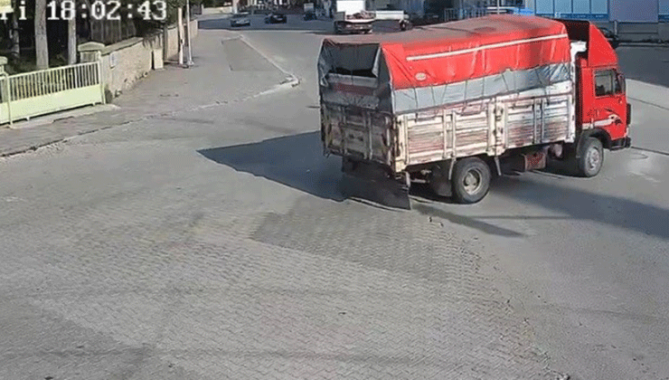 Açık kamyonet kasası kapağı yüzünden 15 yaşındaki kızın hayatını kaybettiği kaza kamerada