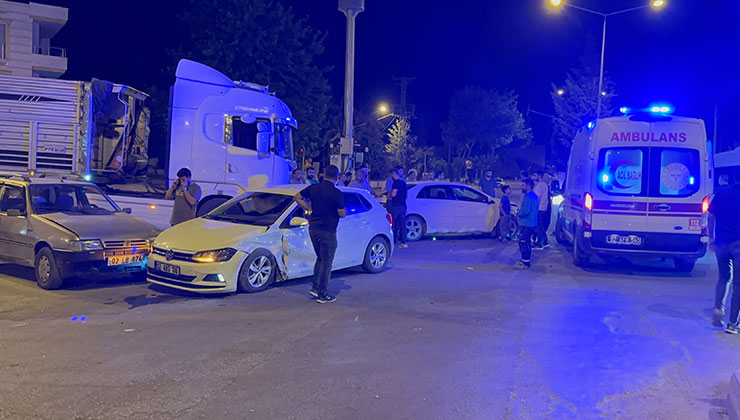 Adıyaman’da dört araç birbirine girdi: 2 yaralı