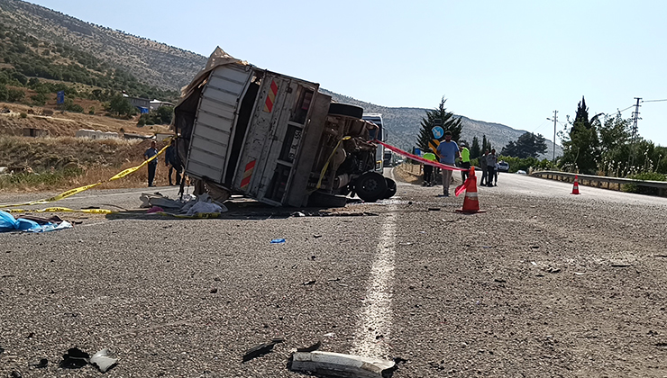 Adıyaman’da kamyonet ile otomobil çarpıştı: 1 ölü, 5 yaralı