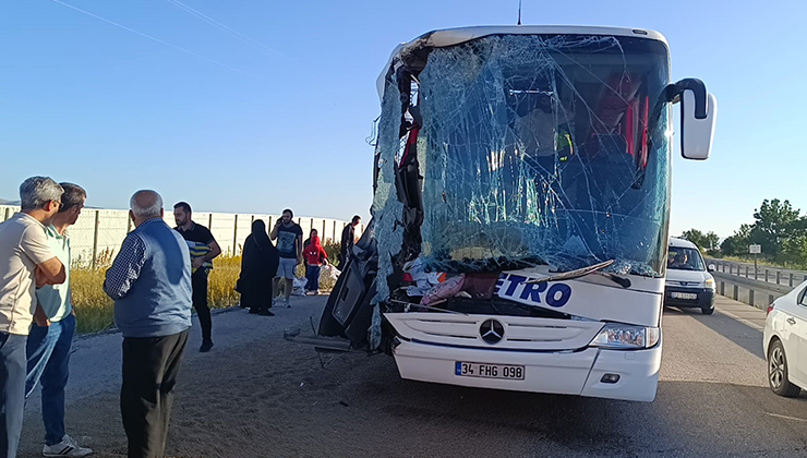 Afyonkarahisar’da yolcu otobüsü tıra çarptı: 9 yaralı