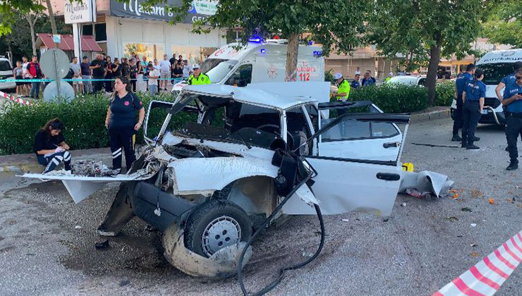 Ağaca çarpan Tofaş hurdaya döndü: 1 ölü, 4 yaralı