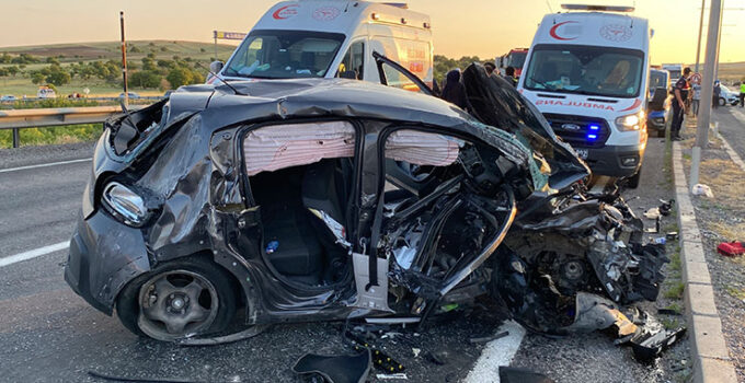 Aksaray’da 2 otomobilin çarpıştığı sıkışmalı kazada 2’si ağır 8 kişi yaralandı