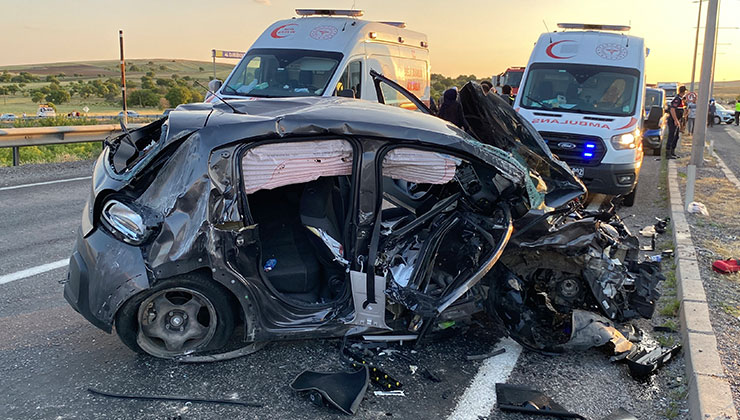 Aksaray’da 2 otomobilin çarpıştığı sıkışmalı kazada 2’si ağır 8 kişi yaralandı