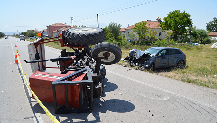 Aksaray’da traktör ile otomobil çarpıştı: 2’i ağır 4 yaralı