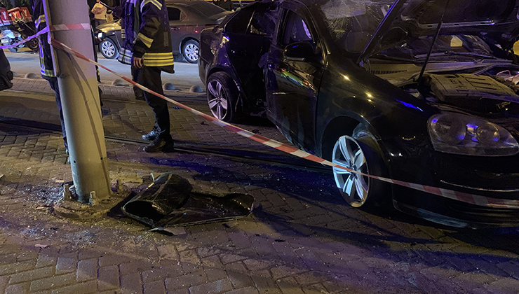 Alkollü sürücü tramvay yoluna çıkıp, direğe çarptı: 2 yaralı