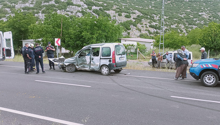 Antalya’da otomobil ile hafif ticari araç çarpıştı: 1 ölü, 3 yaralı