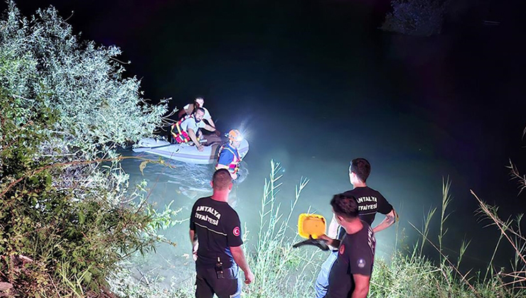 Antalya’da su seviyesi yükselen ırmakta mahsur kalan 3 kişi kurtarıldı