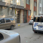 Apartmanı saran kötü kokular sonrası ekipler, çürümeye başlayan cesetle karşılaştı