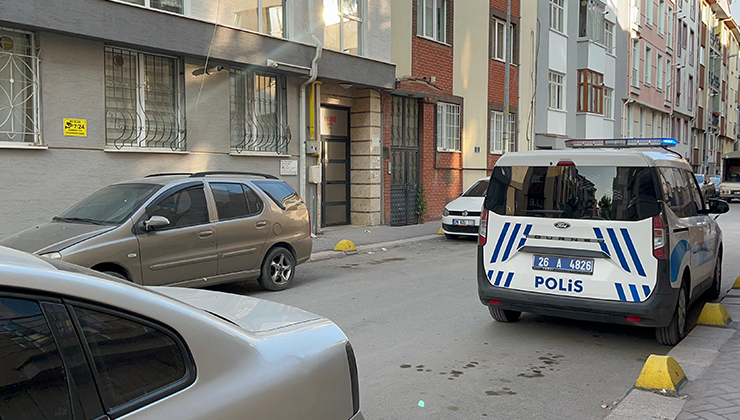 Apartmanı saran kötü kokular sonrası ekipler, çürümeye başlayan cesetle karşılaştı