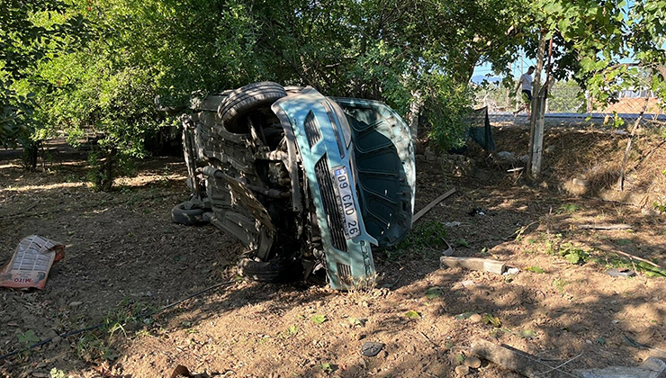 Aydın’da bahçeye devrilen otomobilin sürücüsü alkollü çıktı; 4 yaralı