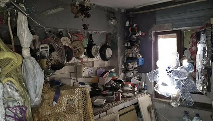 Aydın’da bir evden 4 kamyon çöp ile 12 kedi ve 3 kaplumbağa çıktı
