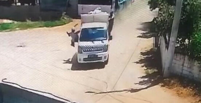 Aydın’da çöp aracından düşen işçi ağır yaralandı; o anlar kamerada