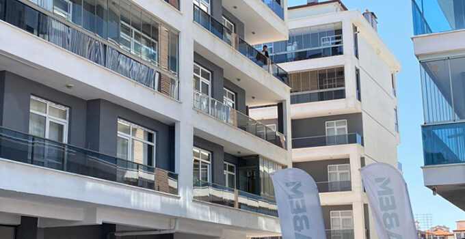 Balkona çıkan kişi, bıçakla kendini yaraladı