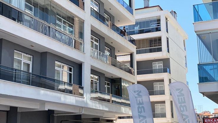 Balkona çıkan kişi, bıçakla kendini yaraladı