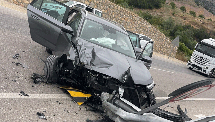 Bariyerlere çarpan otomobildeki 8 kişi yaralandı
