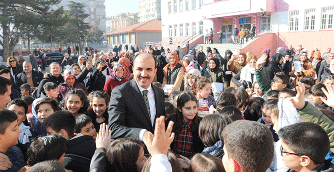 Başkan Altay karne heyecanı yaşayan öğrencileri tebrik etti