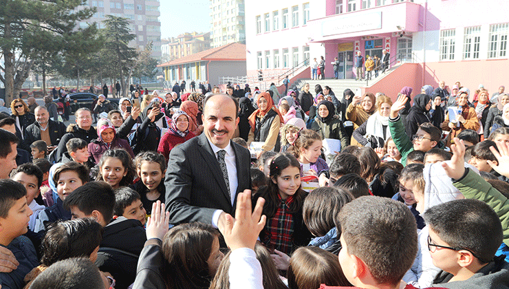 Başkan Altay karne heyecanı yaşayan öğrencileri tebrik etti