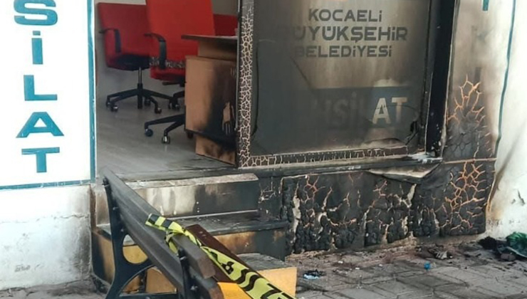 Belediyenin tahsilat ofisini benzin dökerek yaktılar