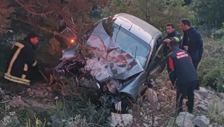 Beyşehir’de uçuruma devrilen otomobildeki 3 kişi yaralandı
