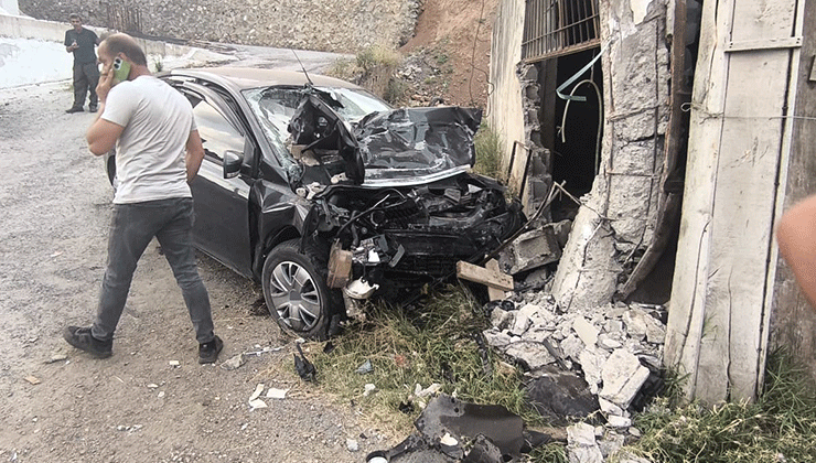 Bitlis’te otomobil duvara çarptı: 2 ölü, 2 yaralı