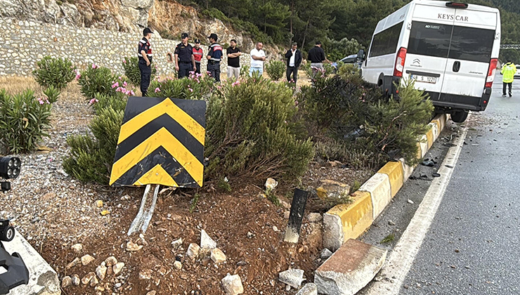 Bodrum’da servis minibüsü ile otomobil çarpıştı; 16 yaralı