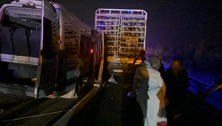Bolu’da yolcu minibüsü, kamyona çarptı; 16 yaralı