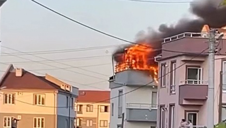 Bursa’da apartmanın çatısında çıkan yangın söndürüldü