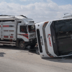 Büyükbaş yüklü kamyonet ile servis minibüsü çarpıştı: 3 yaralı