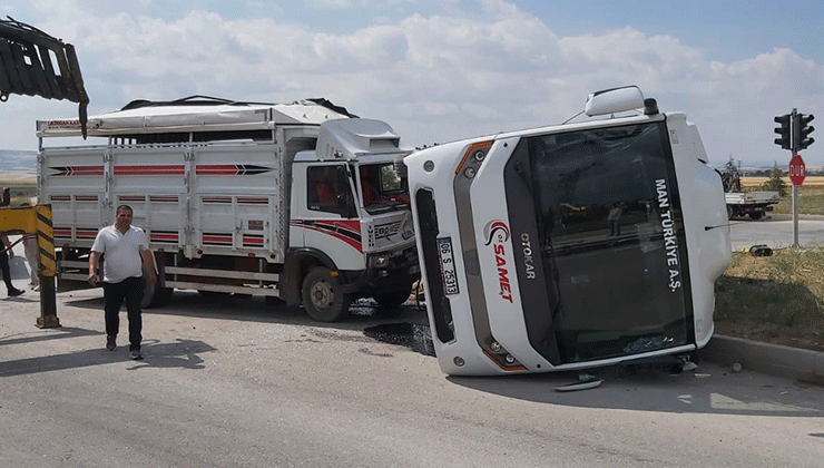 Büyükbaş yüklü kamyonet ile servis minibüsü çarpıştı: 3 yaralı