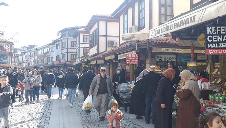 Çarşı-pazarda bayram hareketliliği başladı