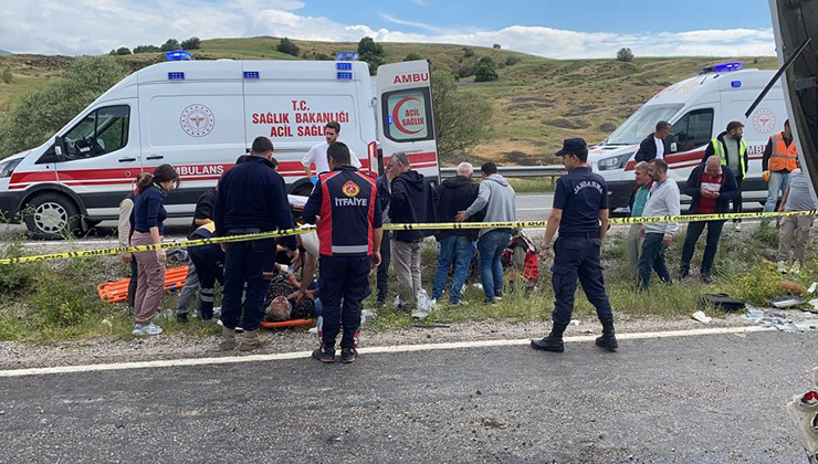 Cenazeden dönen midibüs yan yattı; 2 ölü, 27 yaralı