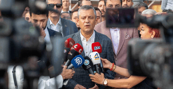 CHP Genel Başkanı Özel bayram namazını Manisa’da kıldı