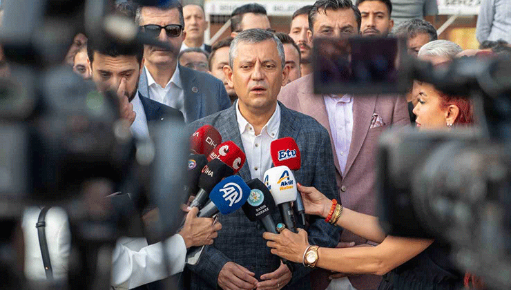 CHP Genel Başkanı Özel bayram namazını Manisa’da kıldı