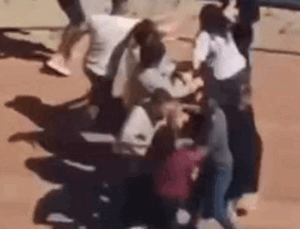Çocukların kavgasına aileler karıştı: Kadınlar saç baş birbirine girdi